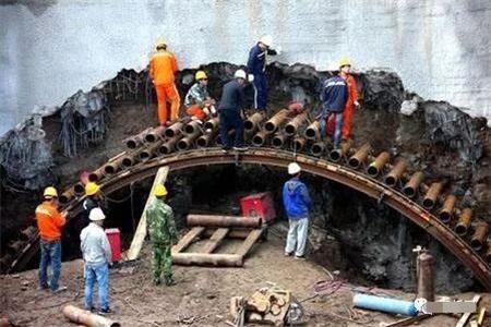 博尔塔拉隧道钢花管支护案例
